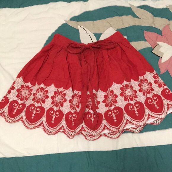 3/$15 Crystal candy Red floral scalloped tie lined skirt size small - Picture 1 of 9